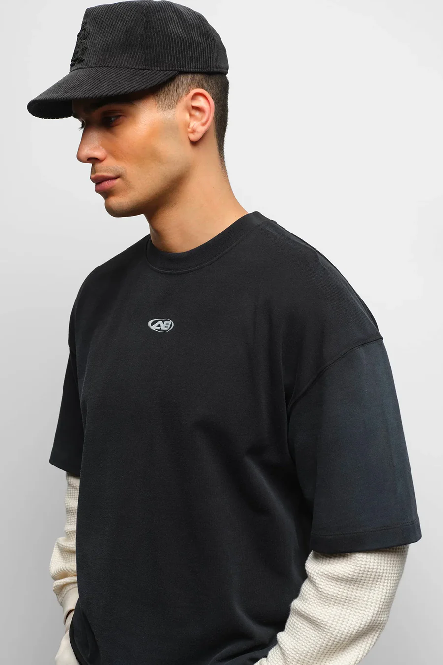 T-SHIRT RAW HEM SPORTS NOIR DÉLAVÉ - Image 2