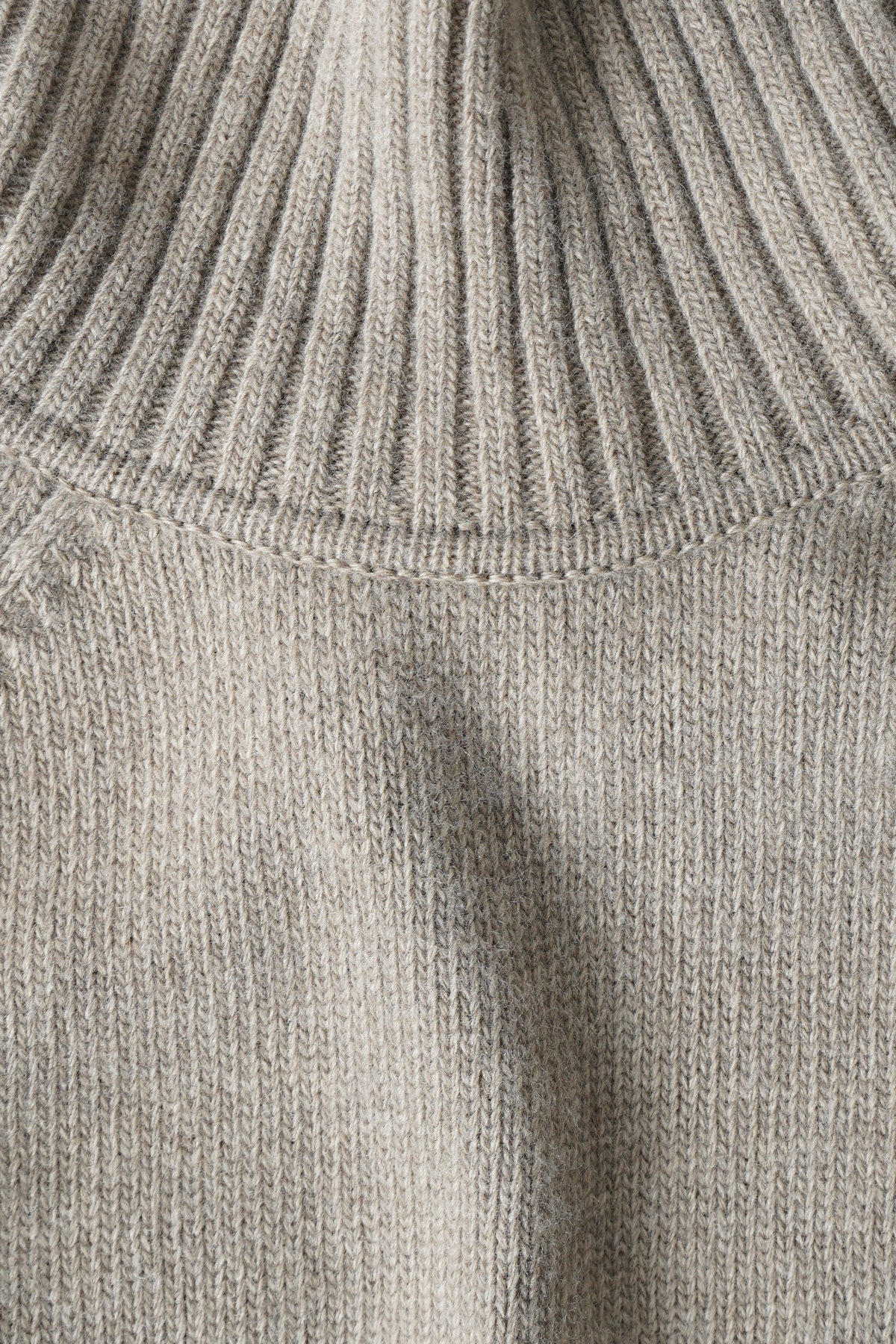 PULL COL ROULÉ BEIGE - Image 2