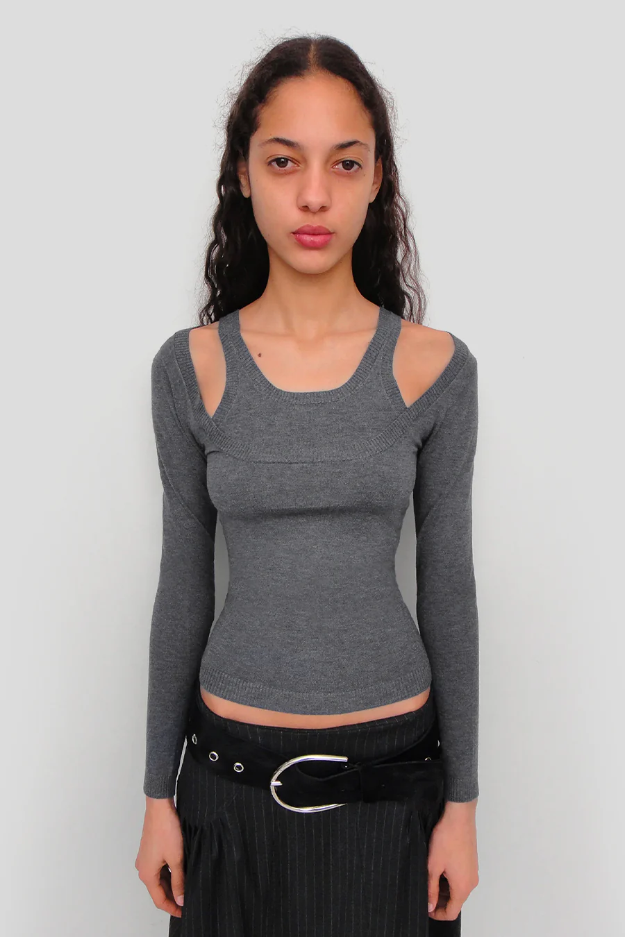 PULL ÉTOILE GRIS FONCÉ - Image 2