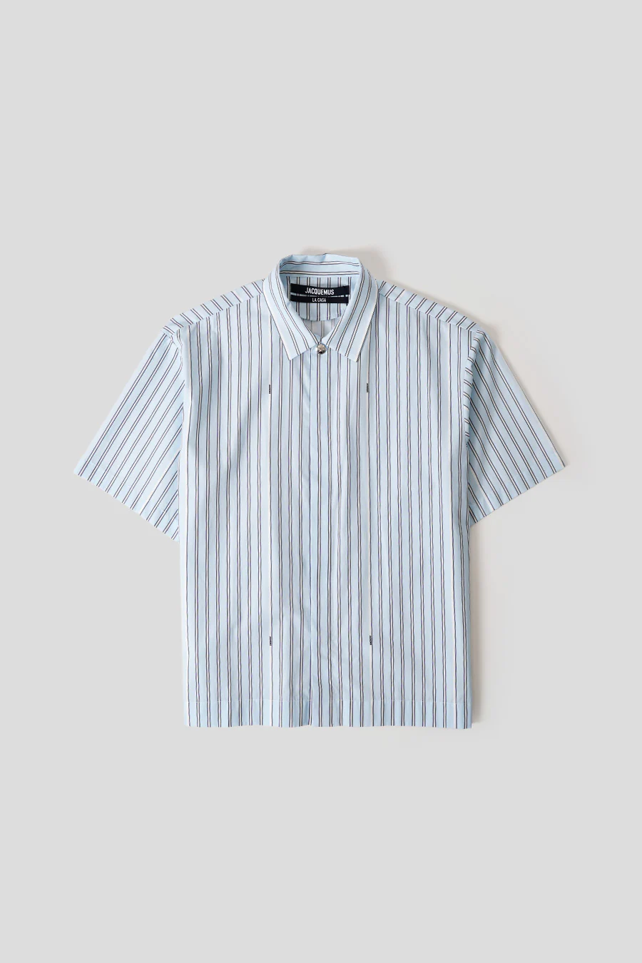 LA CHEMISE MANCHES COURTES À RAYURES BLEUES