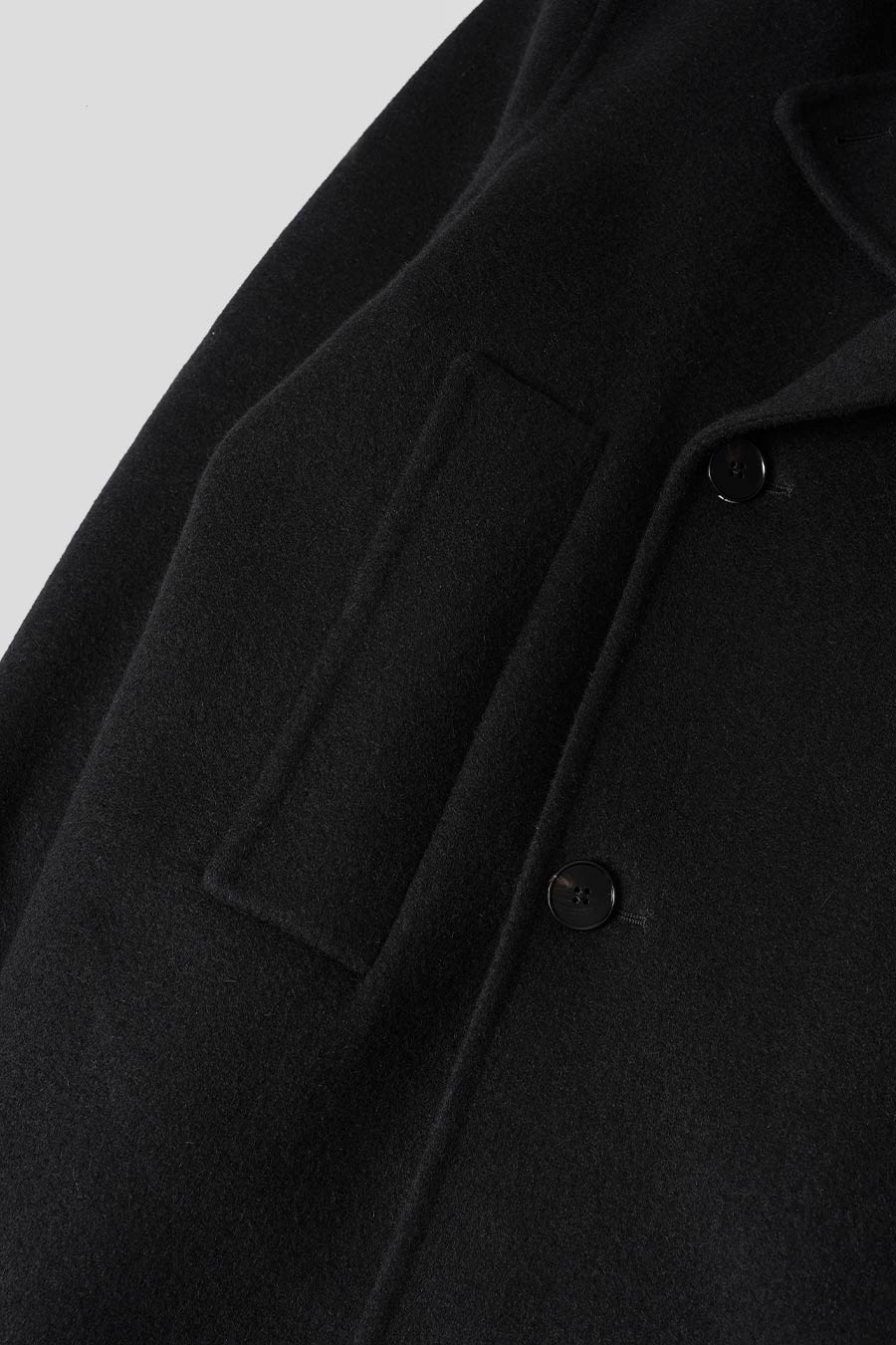 MANTEAU À DOUBLE FENTE ET FEUTRÉE NOIR - Image 3