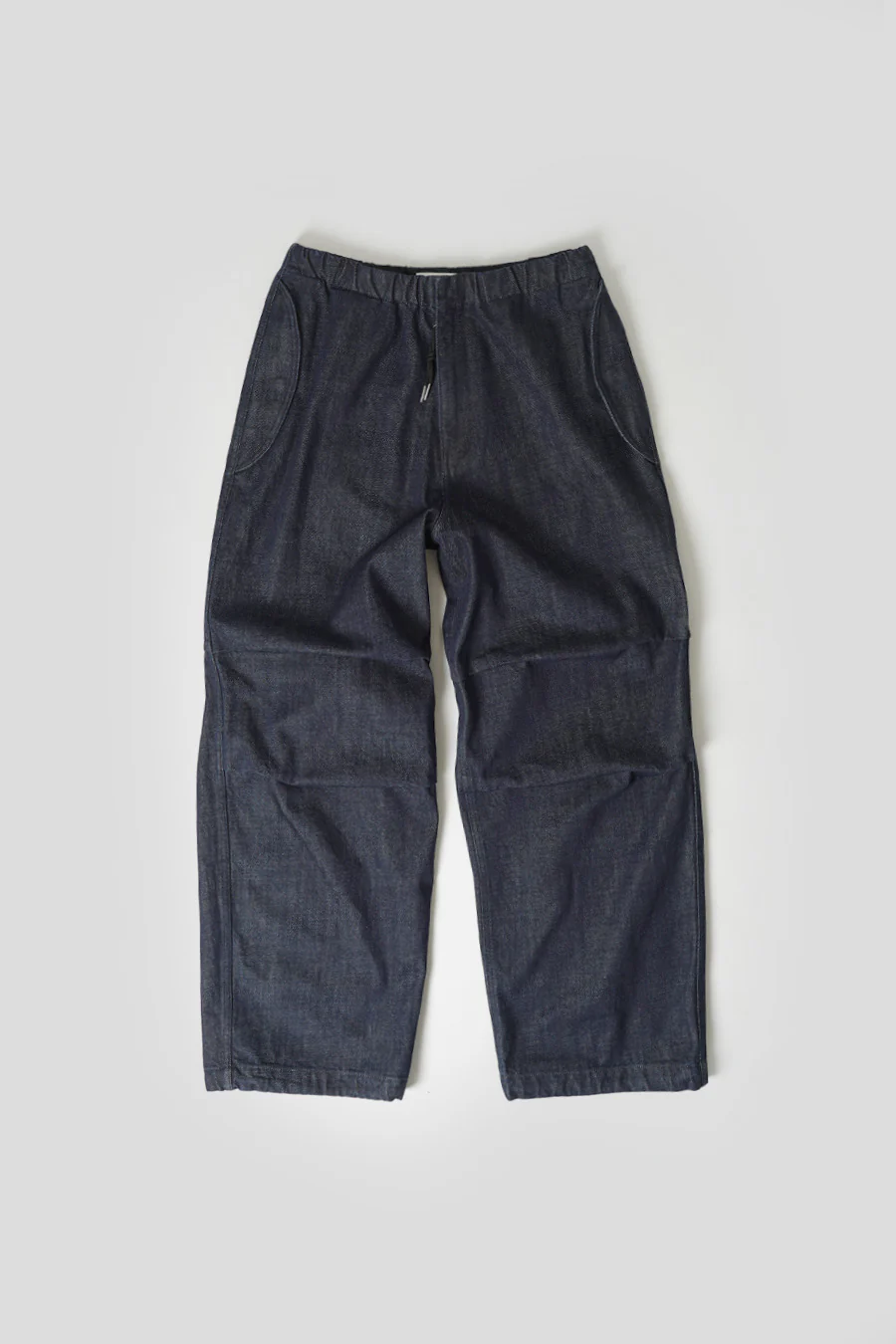 PANTALON À GENOUX DRAPÉ EN DENIM BLEU MARINE