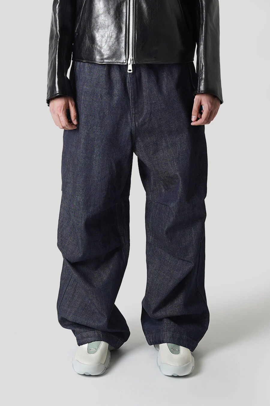PANTALON À GENOUX DRAPÉ EN DENIM BLEU MARINE - Image 2