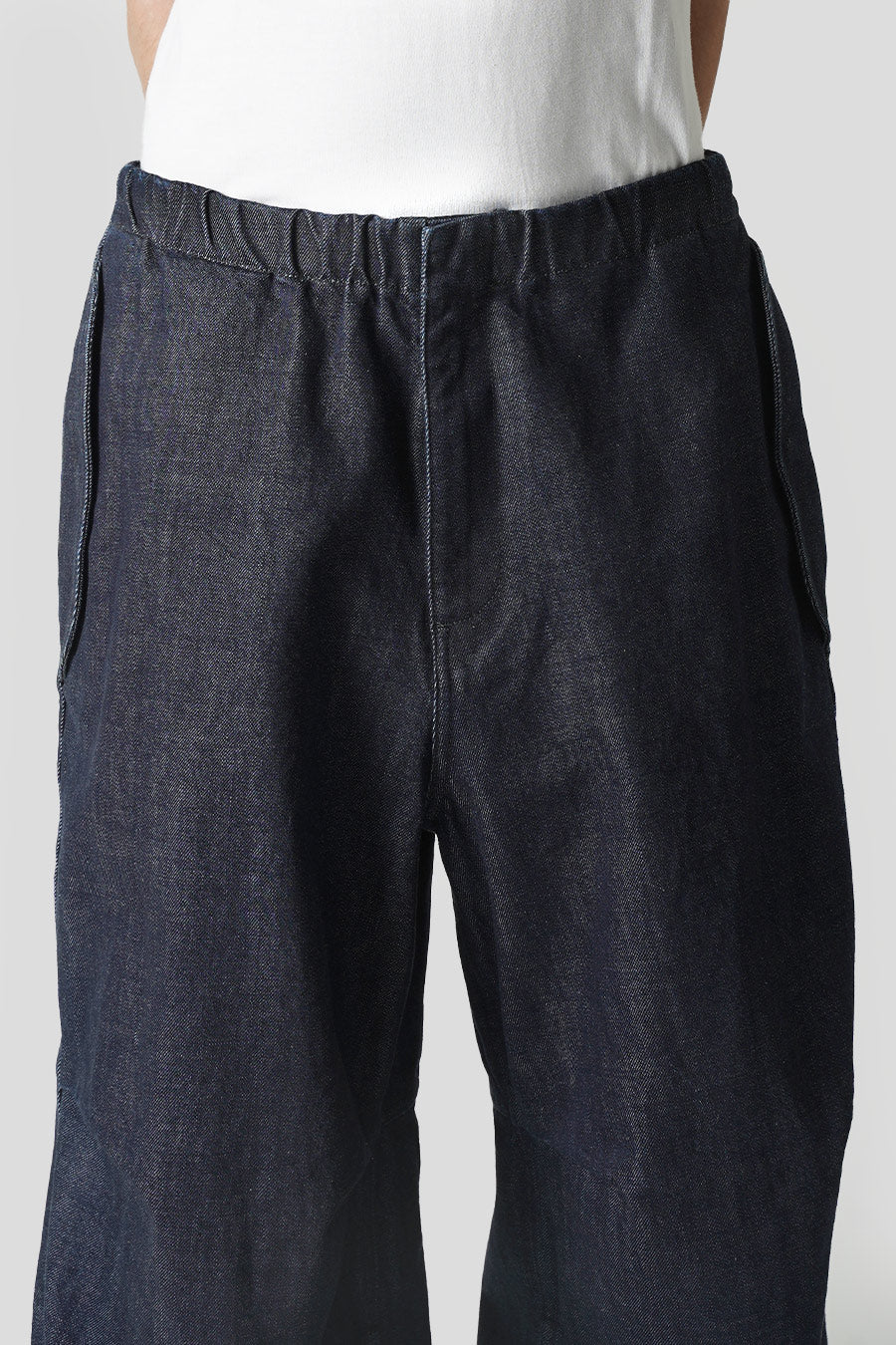 PANTALON À GENOUX DRAPÉ EN DENIM BLEU MARINE - Image 3