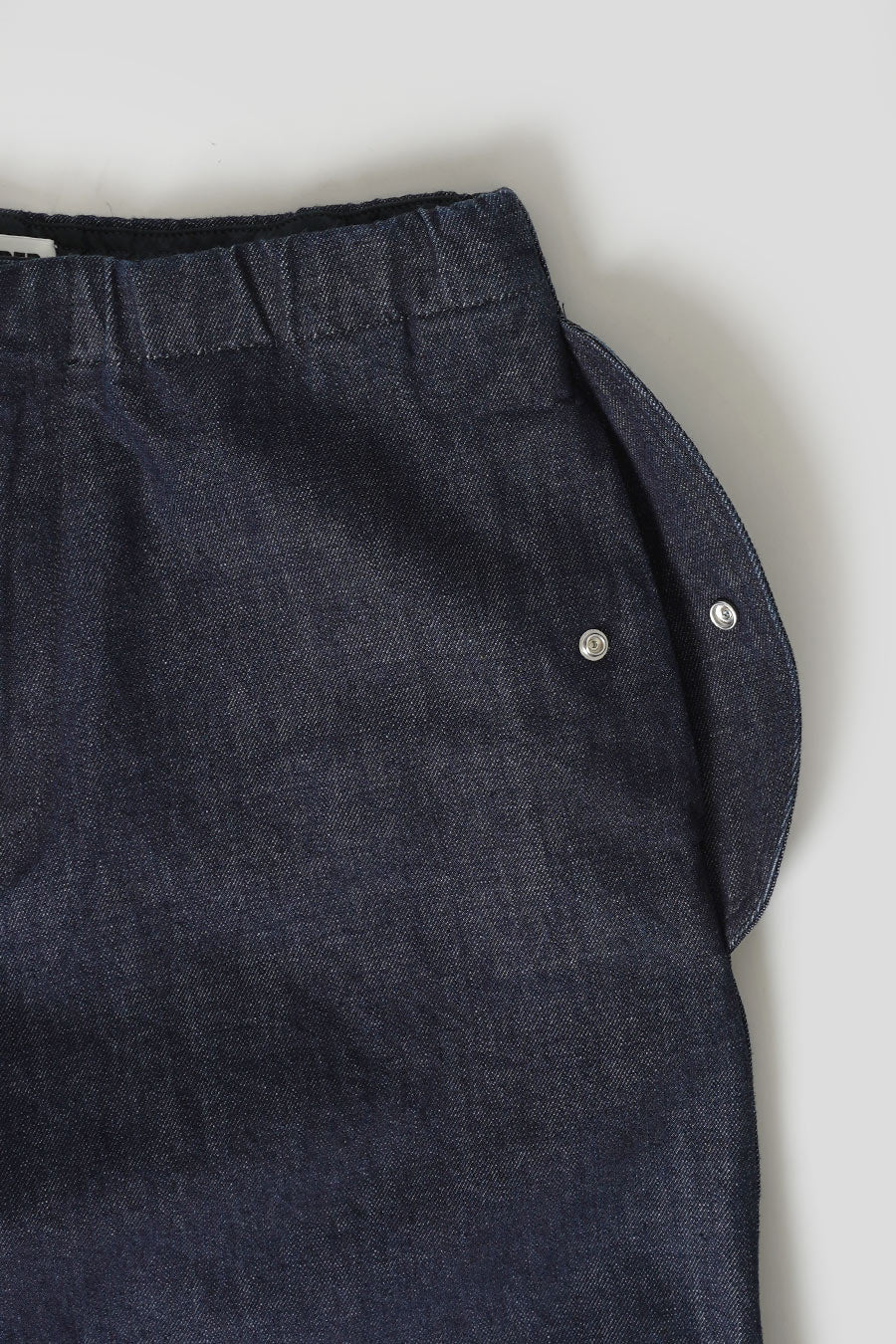 PANTALON À GENOUX DRAPÉ EN DENIM BLEU MARINE - Image 4