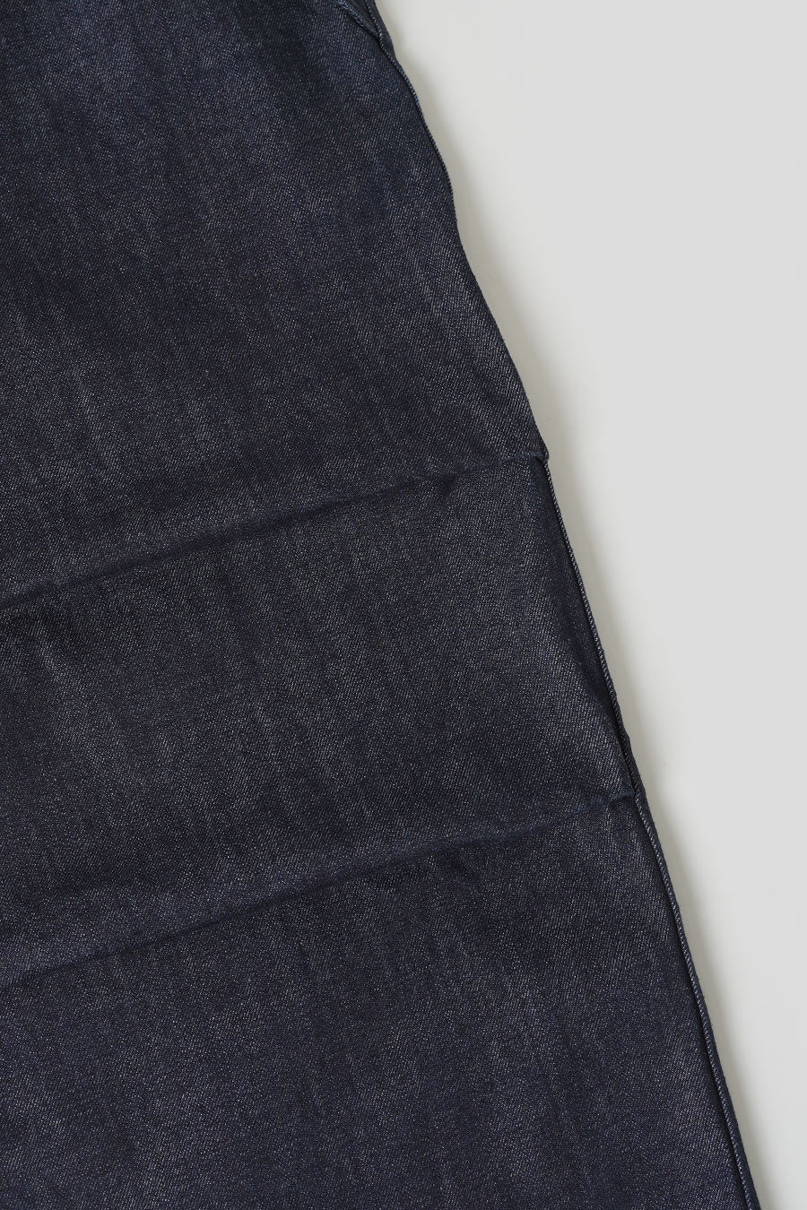 PANTALON À GENOUX DRAPÉ EN DENIM BLEU MARINE - Image 5