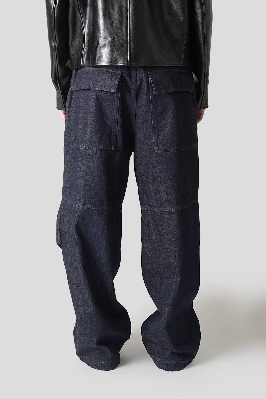PANTALON À GENOUX DRAPÉ EN DENIM BLEU MARINE - Image 7
