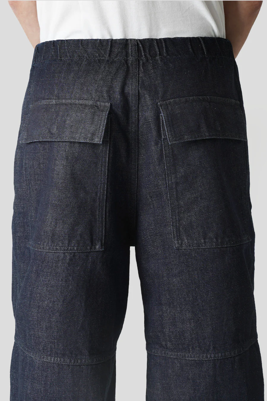 PANTALON À GENOUX DRAPÉ EN DENIM BLEU MARINE - Image 9