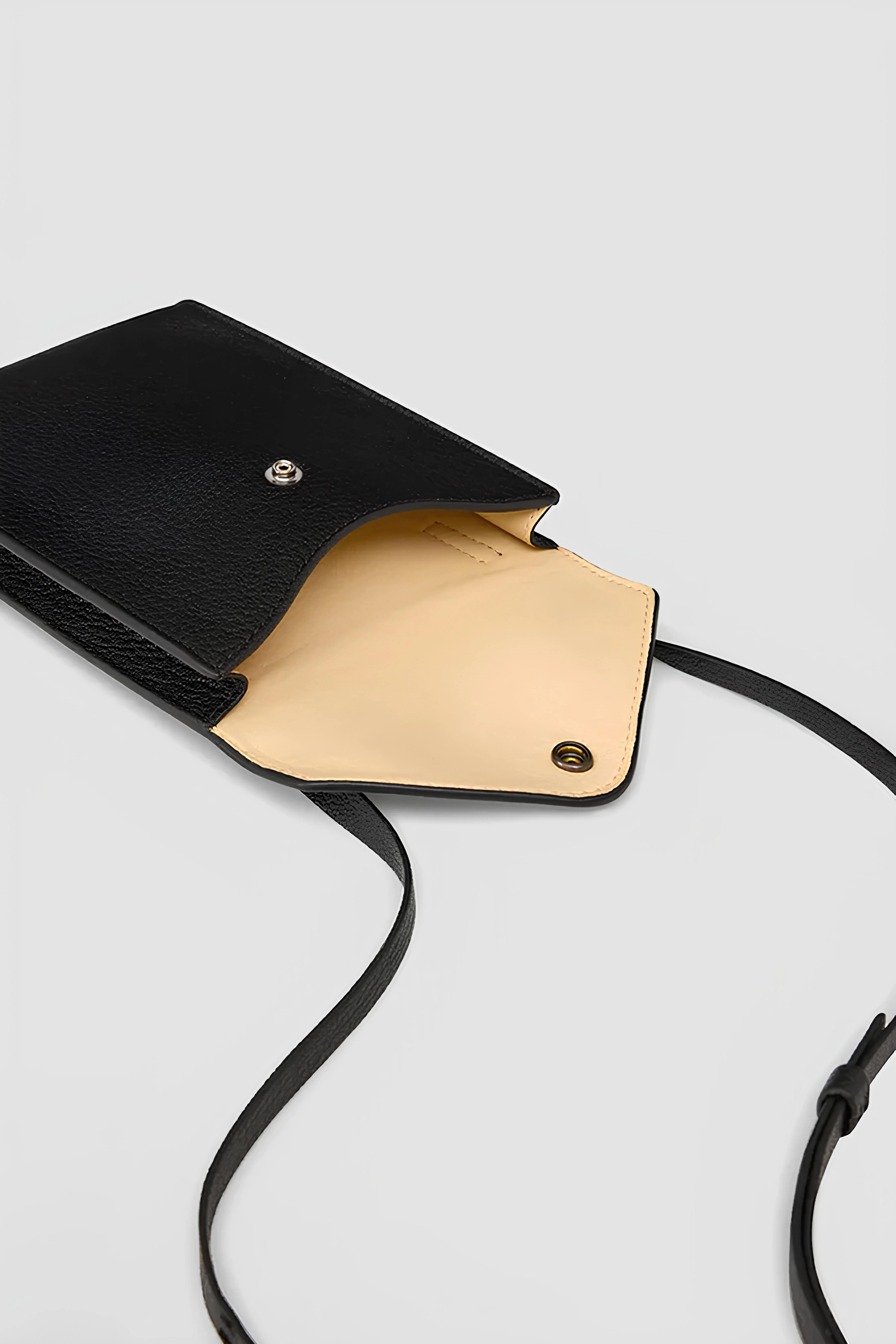 POCHETTE ENVELOPPE À BANDOULIÈRE NOIRE - Image 2