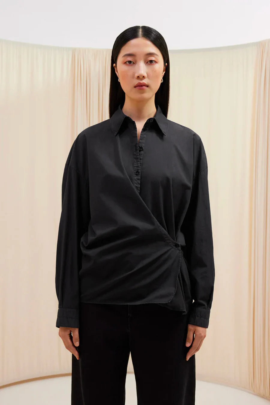 CHEMISE TWISTED À COL DROIT NOIRE - Image 2