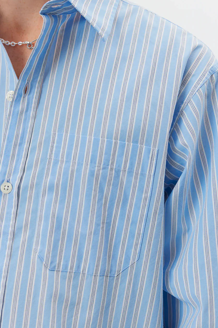CHEMISE DISTANT À RAYURES BLEU MARINE ET BLANCHE - Image 2