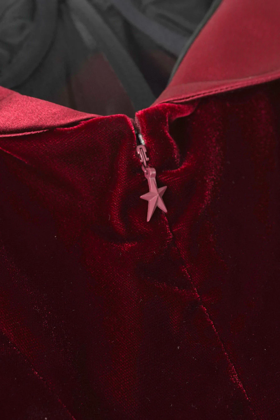 ROBE MINI SATIN ET VEULOURS BORDEAUX - Image 4