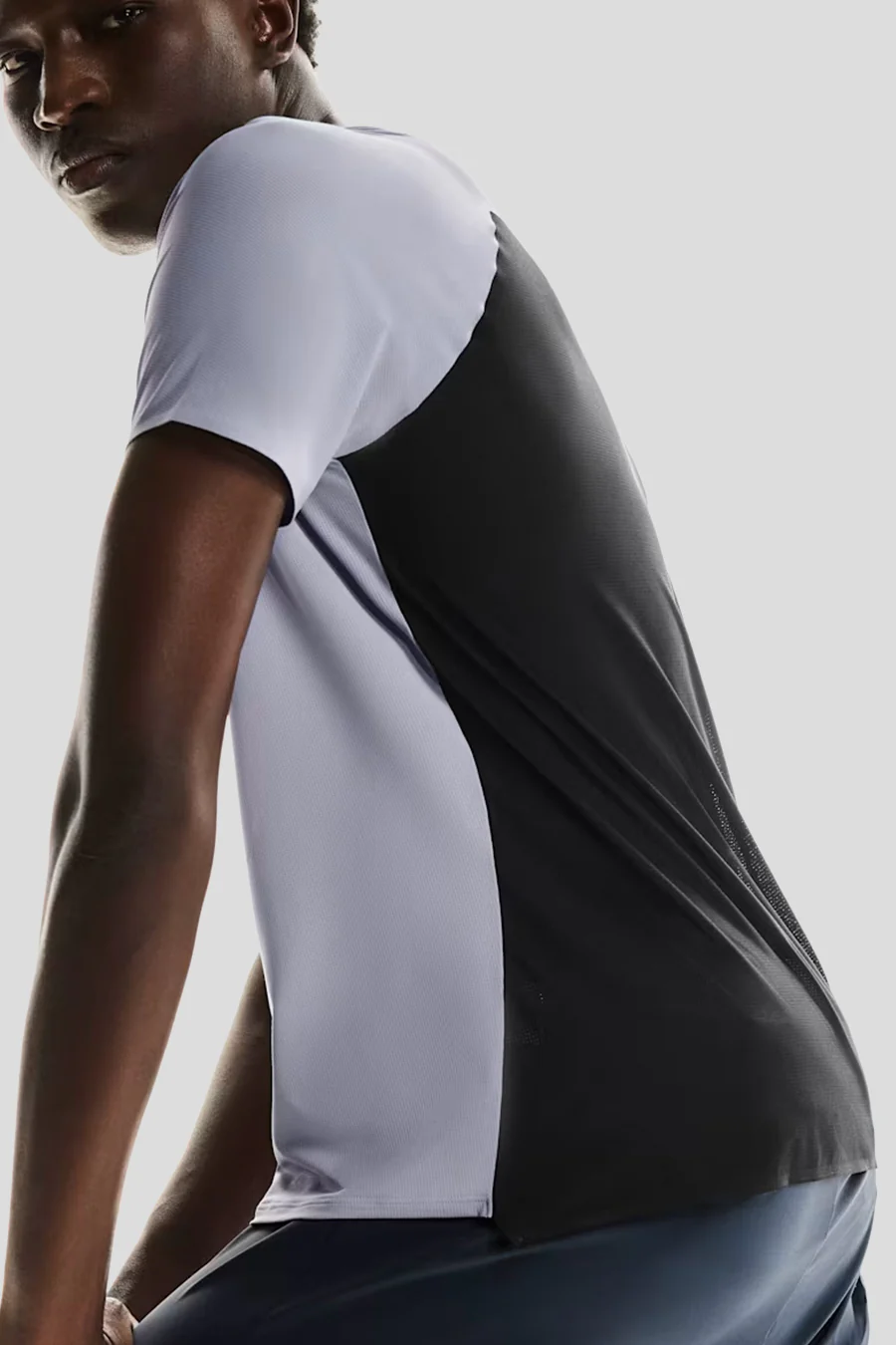 T-SHIRT PERFORMANCE LILAC ET NOIR - Image 3