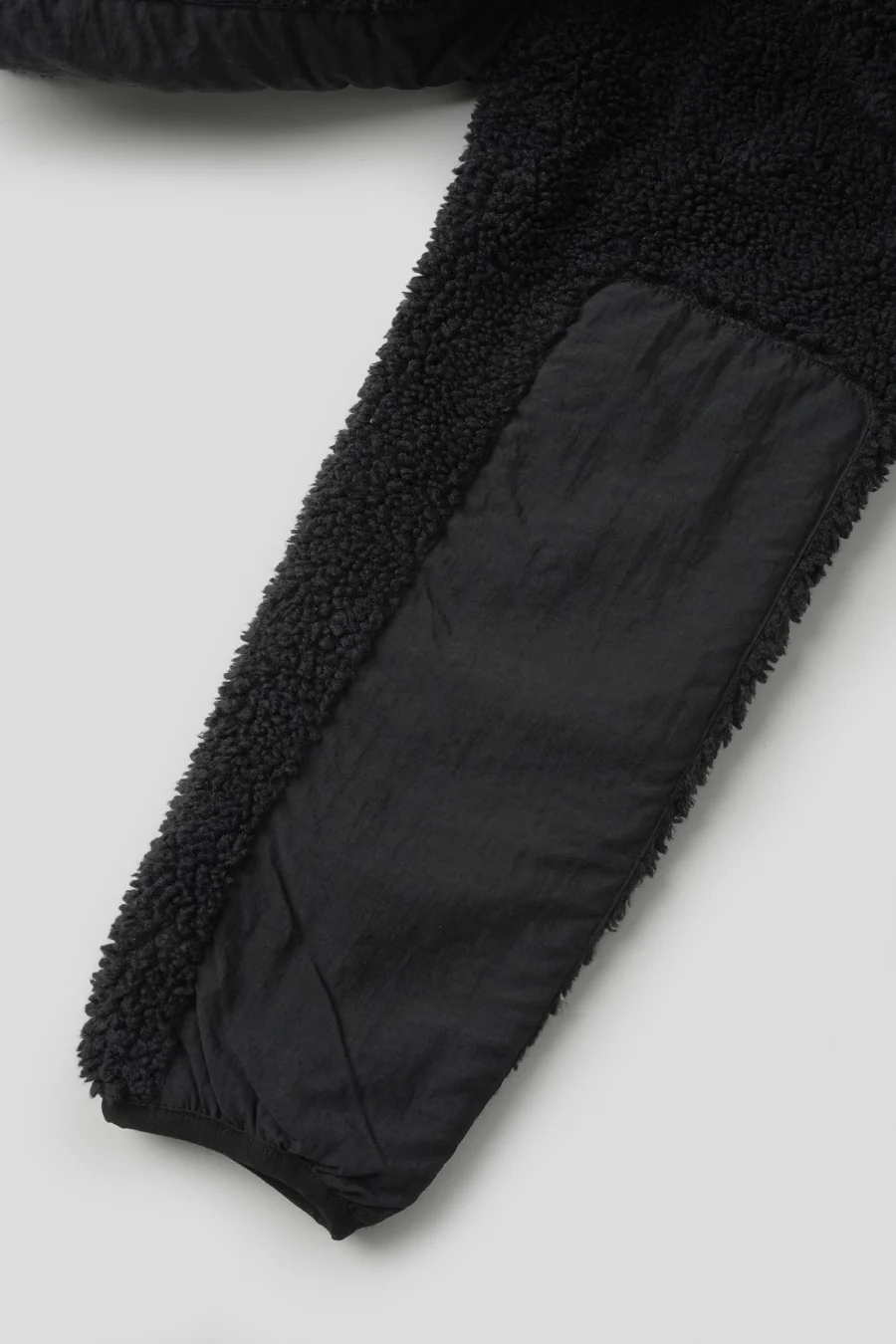 VESTE A CAPUCHE EN SHERPA NOIRE - Image 5